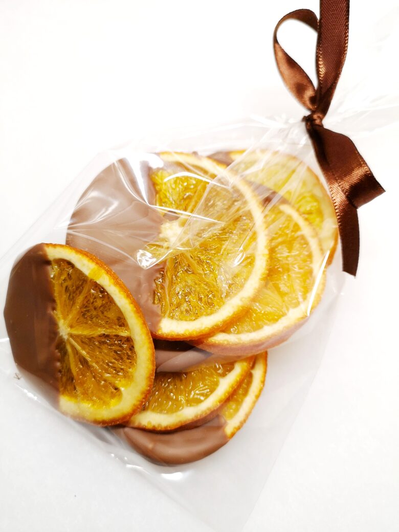 Karamelizētas apelsīnu šķēlītes piena šokolādē